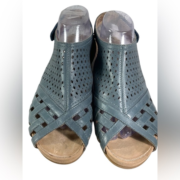 Earth Pisa Galli Women's Size 10 Blue Perforated Leather Wedge Sandals - Picture 1 of 14